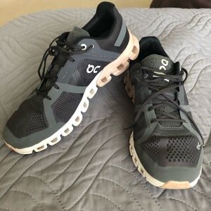 On Cloud shoes women’s size W8 very good condition